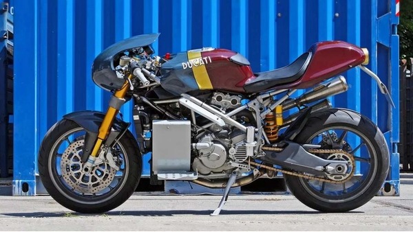 Nuova vita per una Ducati 999, diventata una Special by Moto Adonis