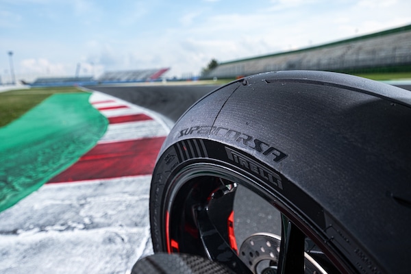 Pirelli, arriva il Diablo Supercorsa V4: SP e SC, per strada e pista