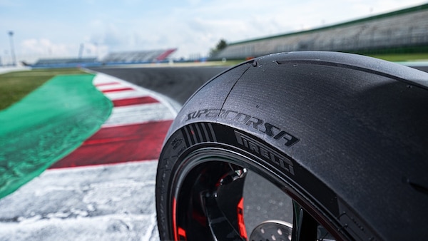 Pirelli, arriva il Diablo Supercorsa V4: SP e SC, per strada e pista