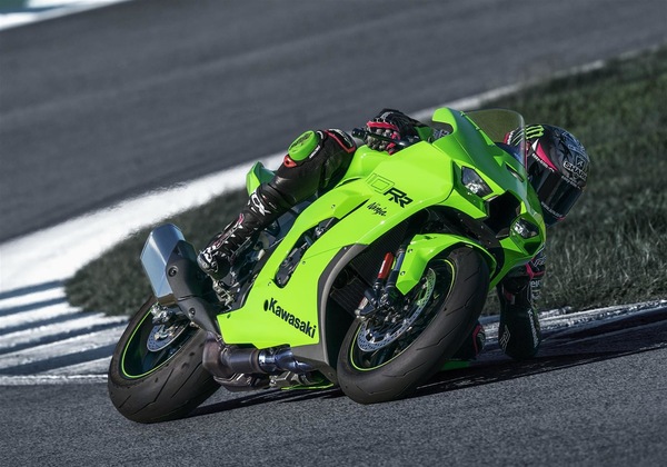 Kawasaki ZX-10RR 2023: arriva l'aspirazione a geometria variabile