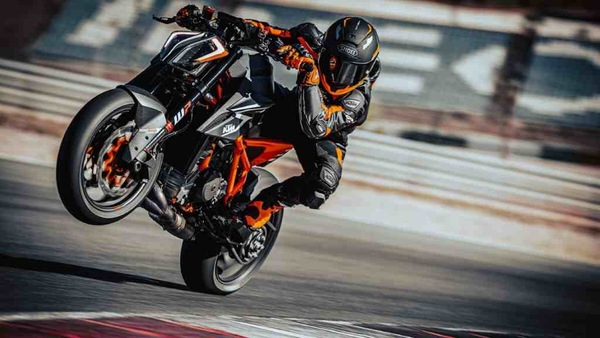 KTM, 1290 Super Duke RR 2023: ecco prezzo e... cattiveria