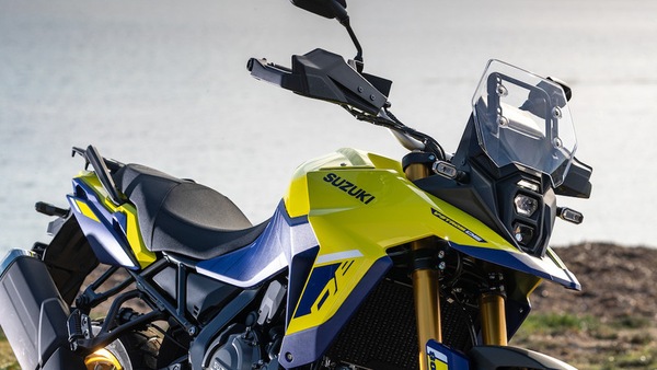 Suzuki, la V-Strom 800DE debutta negli showroom: prezzo e caratteristiche
