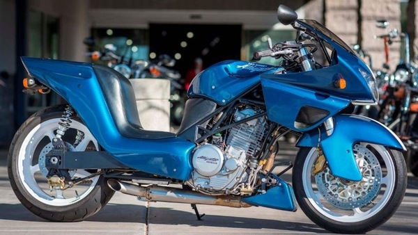 Alligator, raro e stravagante esemplare metà moto e metà scooter