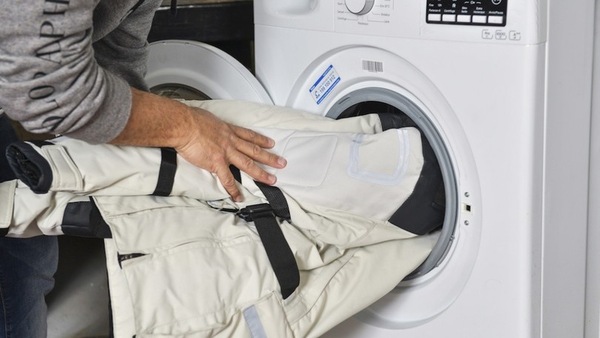 Giacca da moto in tessuto: come pulirla per tenerla al meglio