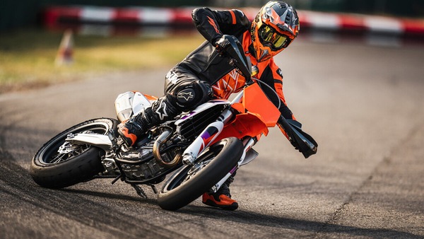 KTM 450 SMR 2024, look vintage per la supermotard
