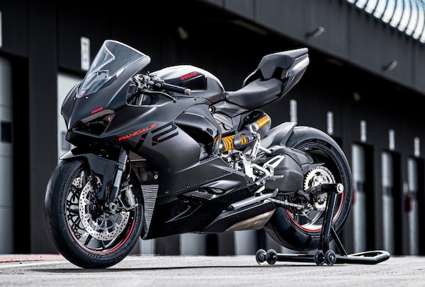 Ducati, nuova livrea per la Panigale V2: il piacere del buio