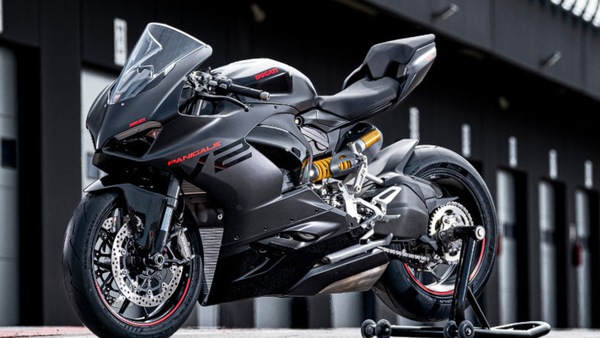 Ducati, nuova livrea per la Panigale V2: il piacere del buio