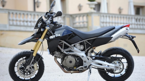 Usato, Aprilia Dorsoduro 750: funambolica supermotard