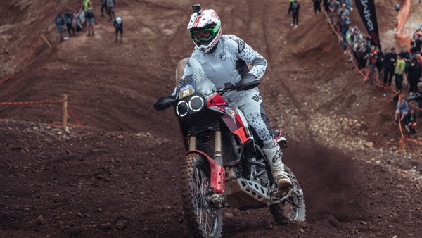 Ducati: la DesertX trionfa all'Erzbergrodeo con Antoine Meo