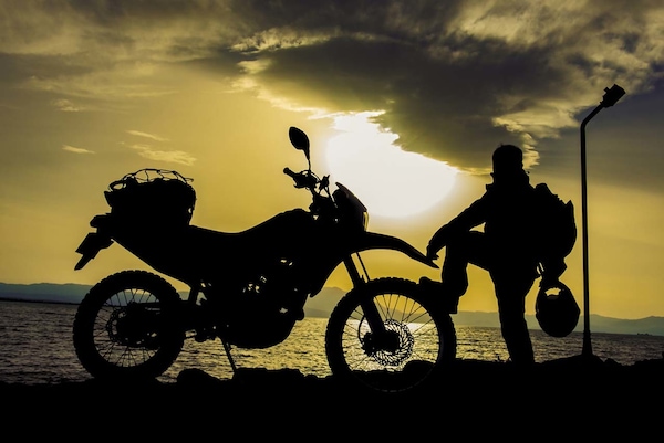 Come prepararsi a un viaggio in moto?