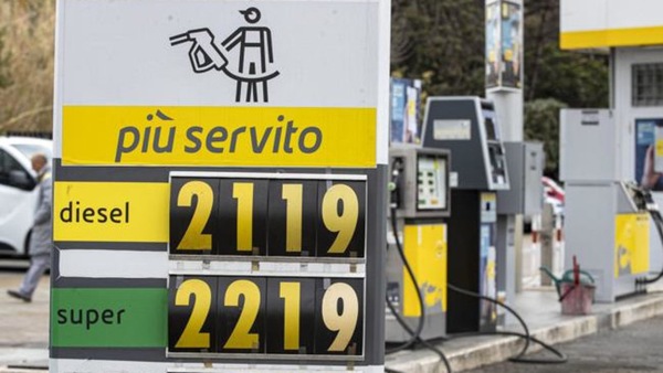 Caro benzina: le cause e come difendersi dall'aumento dei prezzi