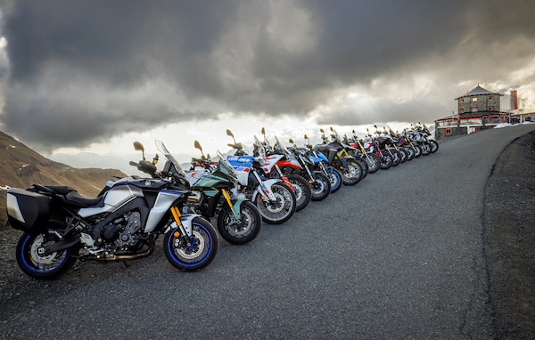 Comparativa Alpen Masters 2023: 16 moto per il trono della Multistrada V4 S