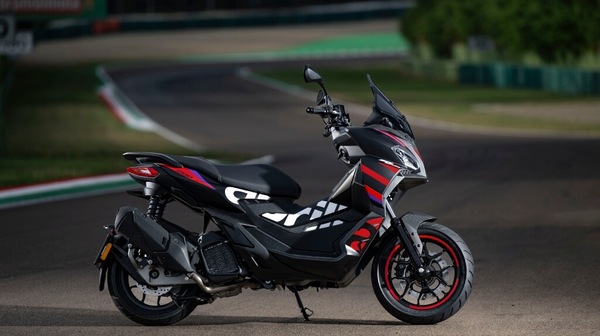 Aprilia SR GT Replica, grintoso scooter che guarda alla MotoGP