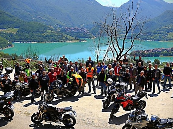 Aggregare motociclisti per belle uscite: il fenomeno dei gruppi Social
