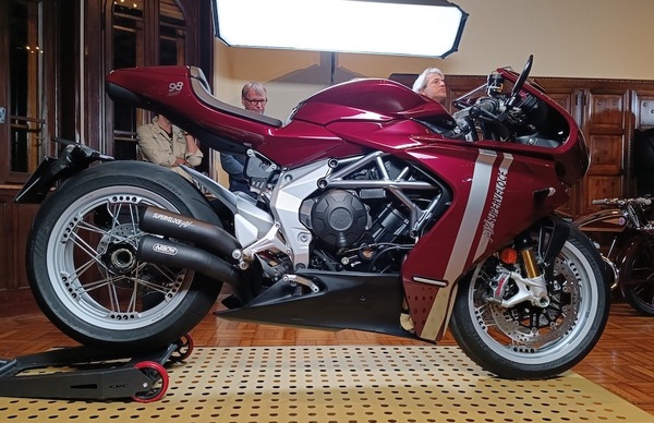 MV Agusta celebra la... Meccanica Verghera con la Superveloce 98