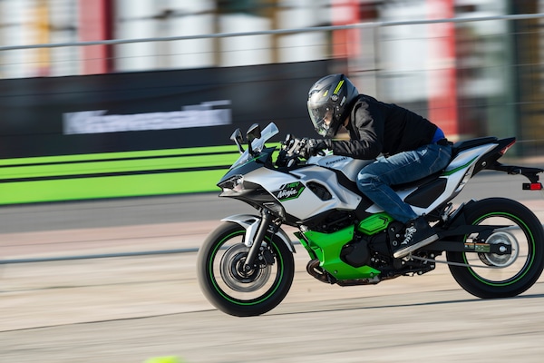 Prova Kawasaki Ninja 7 Hybrid (parte 2): come va su strada?