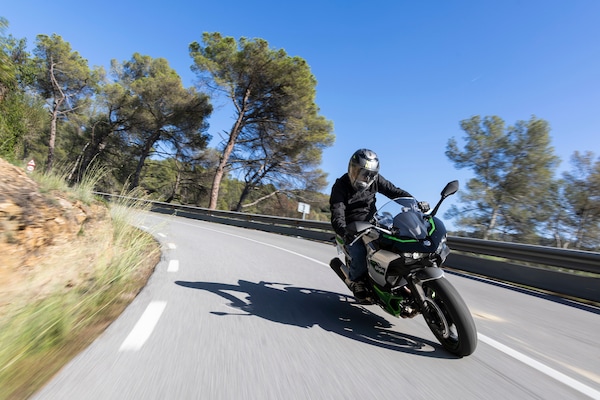 Prova Kawasaki Ninja 7 Hybrid (parte 1): come è fatta la prima moto ibrida di serie