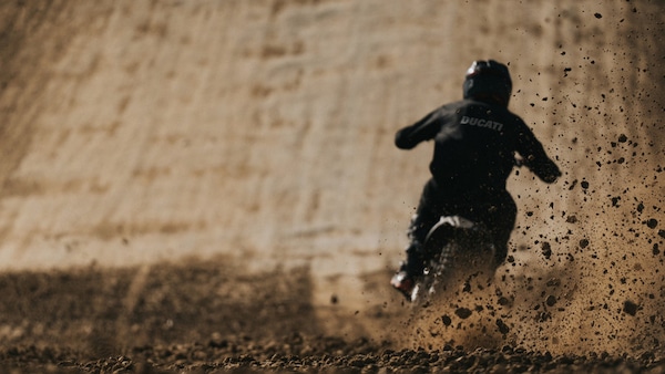 Ducati nel "nuovo mondo" del cross: Tony Cairoli al lavoro sulla moto