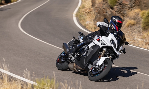 Nuova BMW S 1000 XR: viaggiare sportivo