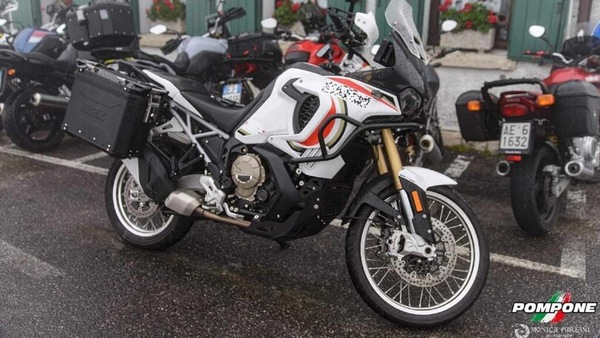 La MV Agusta 9.5 scalda i muscoli sul Monte Grappa