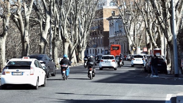 Sicurezza stradale, troppi automobilisti col cellulare alla guida e il 10% fa un video