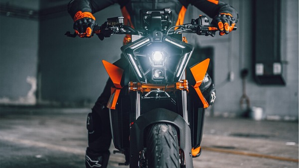 KTM 1390 Super Duke: la Bestia fa la voce grossa
