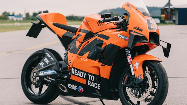 La metamorfosi di una KTM RC8 in una RC16