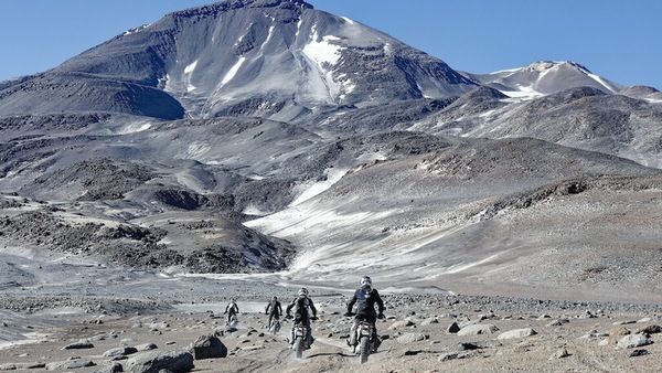Con Metzeler e la BMW R 1300 GS sulla cima di un vulcano