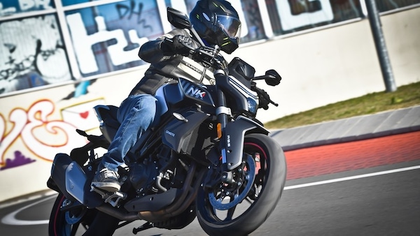 Prova CFMOTO 450 NK: una naked affilatissima