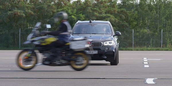 Quando i guidatori guardano il motociclista… senza vederlo
