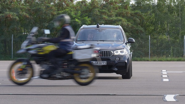 Quando i guidatori guardano il motociclista… senza vederlo