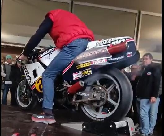 Suzuki RG 500: che sound per la moto di Lucchinelli!
