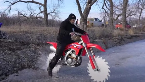 Honda CRF250R, lame da motosega al posto delle ruote?!