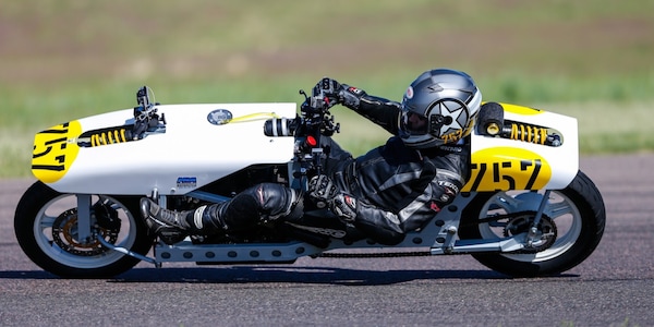 Le moto più strane di sempre: la storia delle "Feet Forward"