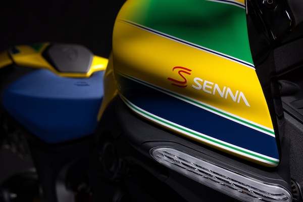 Ducati omaggia Ayrton Senna con un Monster da collezione