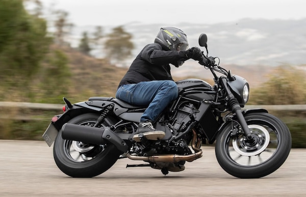 Kawasaki spinge sull'ibrido: in arrivo la versioni green di Versys e Eliminator?