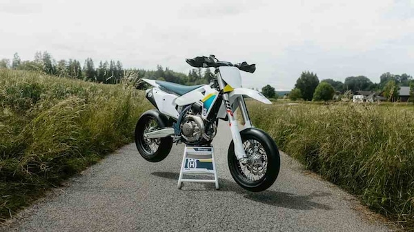 Husqvarna presenta la nuova FS 450 2025: prezzo e caratteristiche