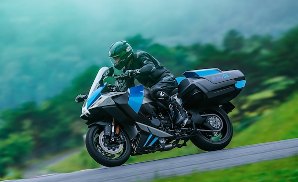 La moto a idrogeno è (quasi) realtà: primi test per la Kawasaki HySE