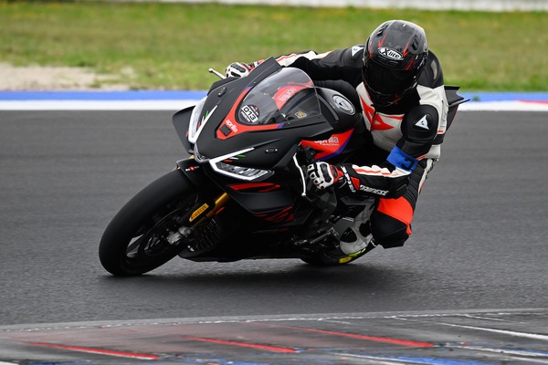 Aprilia Experience Pro: a scuola con Max Biaggi e Lorenzo Savadori