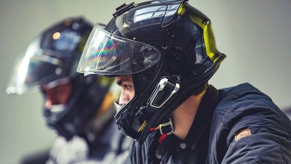 Ascoltare musica con l'interfono: pratica accettata o pericolosa?