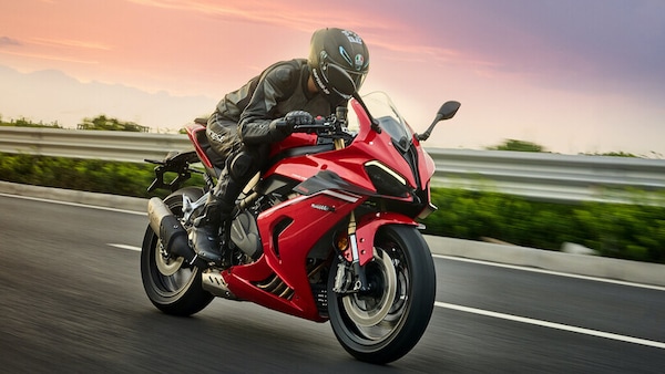 QJ spinge sul gas: arrivo in Italia per la sportiva SRK800RR