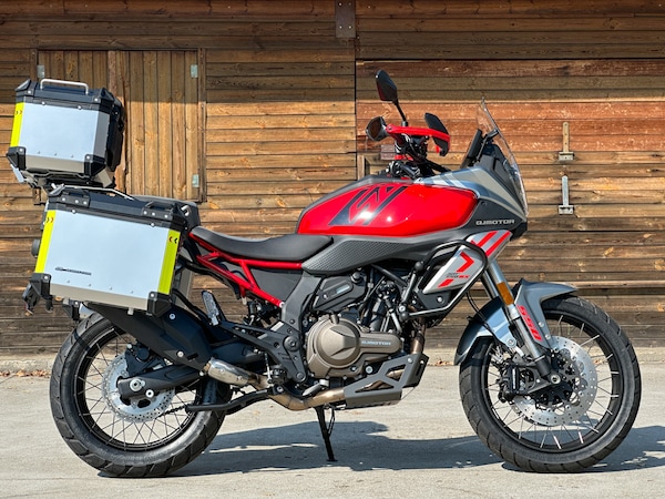 QJ Motor cambia le regole: potenza piena sulla nuova SRT 550 SX