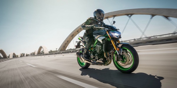 Kawasaki Z900 e Z900 SE 2025, più tecnologia
