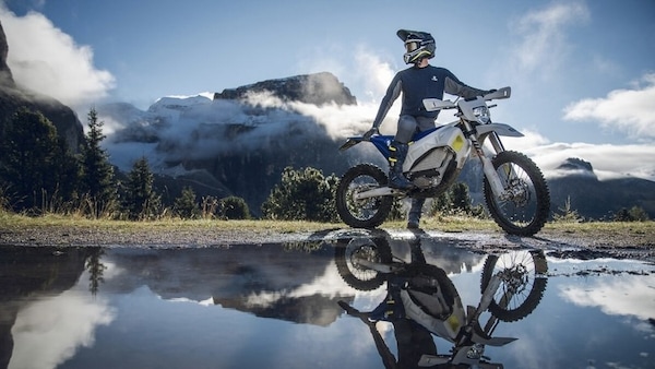 Husqvarna punta sul fascino dell’Enduro elettrico con la Pioneer