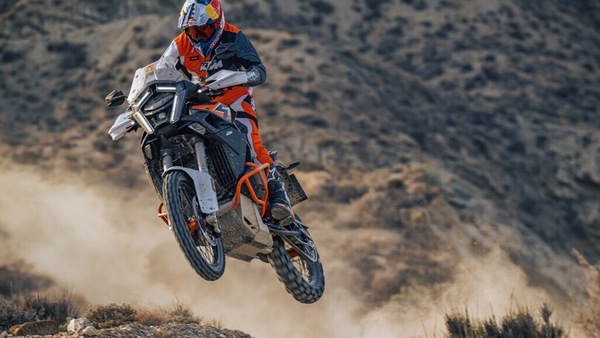 KTM 1390 Super Adventure R 2025: più muscoli e tecnologia