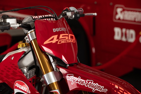 Desmo450 MX pronta per il Supercross: le foto di Ducati e Troy Lee Designs insieme nel paddock
