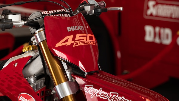 Desmo450 MX pronta per il Supercross: le foto di Ducati e Troy Lee Designs insieme nel paddock