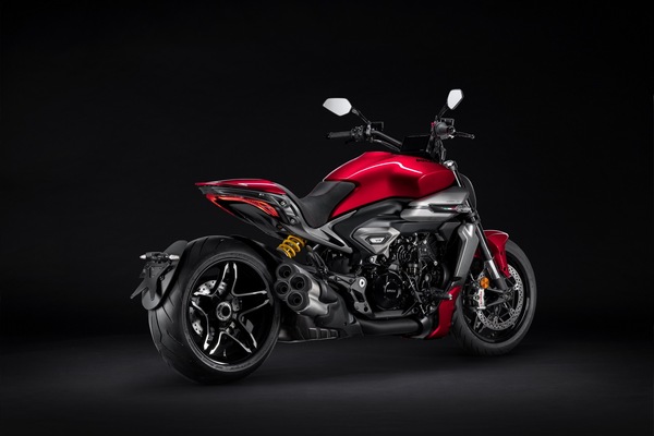 Ducati XDiavel V4 2025: ciao ciao bicilindrico!
