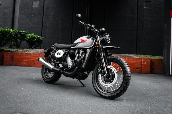 BSA Scrambler 2025: arriva la classica tassellata