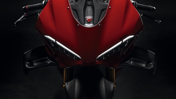Ducati Panigale V4 S: ancora più esclusiva con i kit Carbon e Carbon Pro